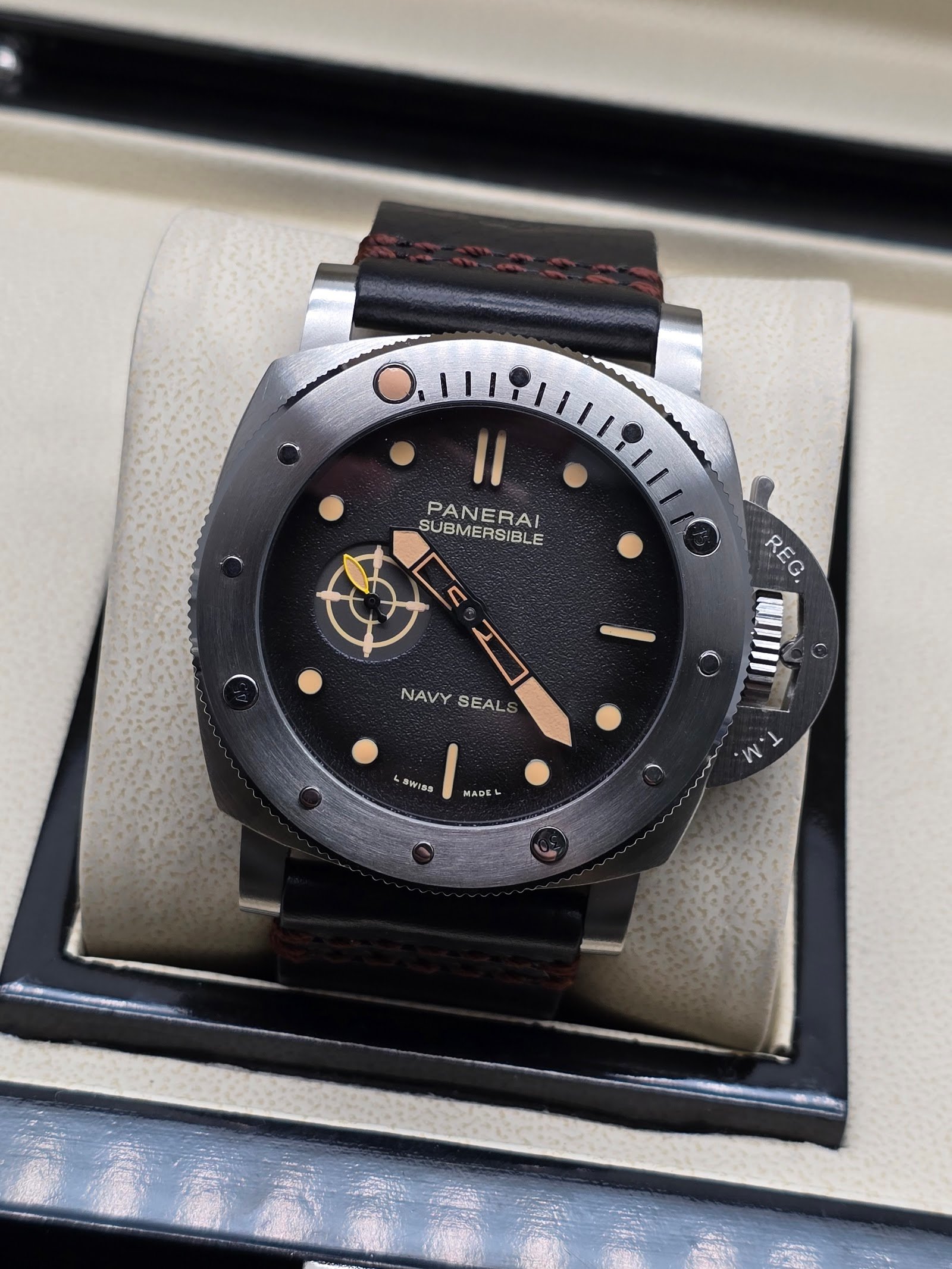 Panerai — esfera negra con detalles beige, caja de acero y correa de cuero negra