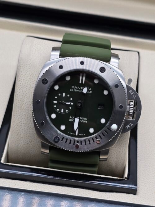 Panerai — esfera verde, caja de acero y correa verde militar