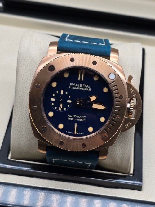 Panerai — esfera azul, caja de bronce y correa de cuero azul