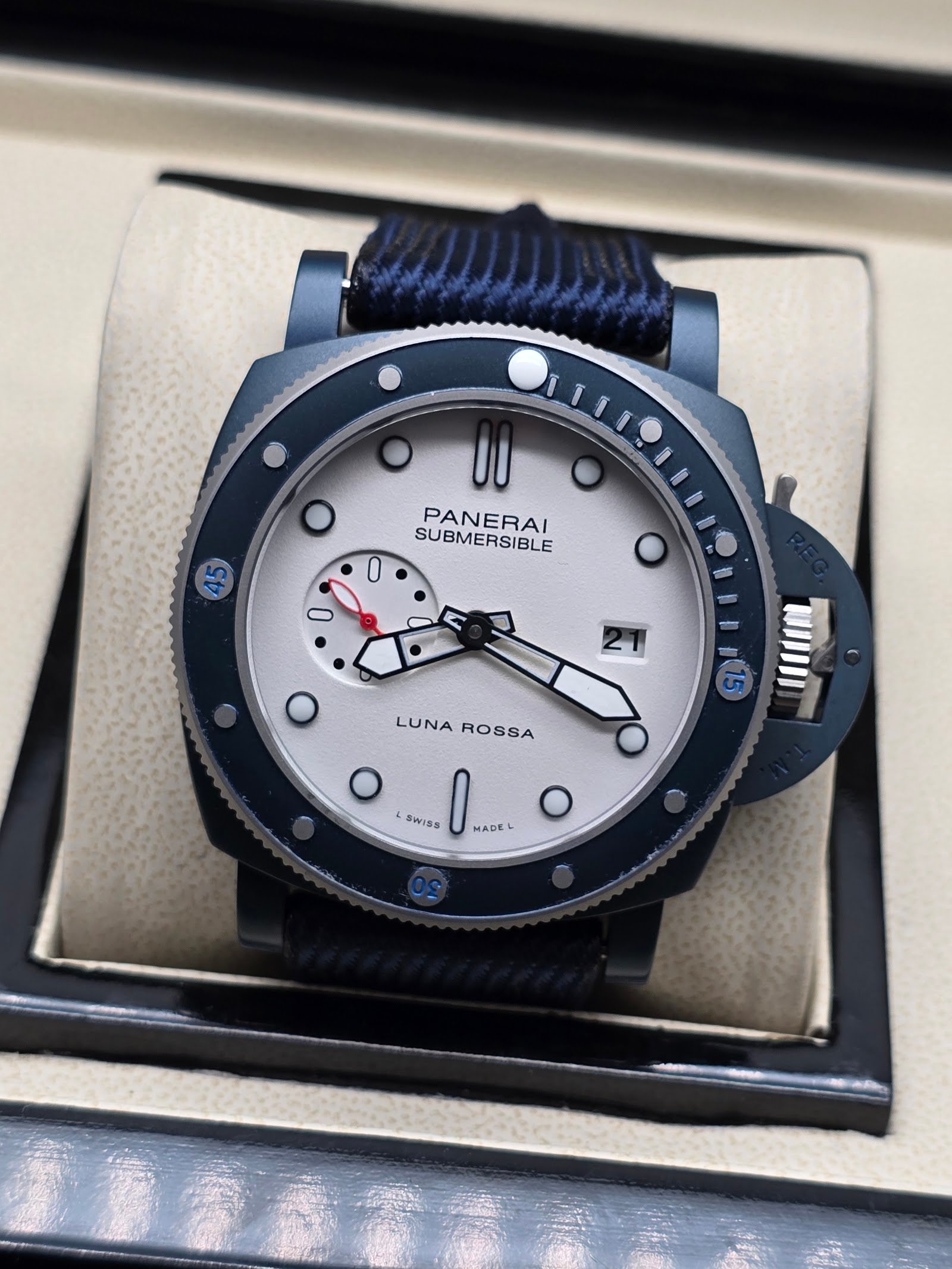 Panerai — esfera blanca, bisel azul y correa de tela azul