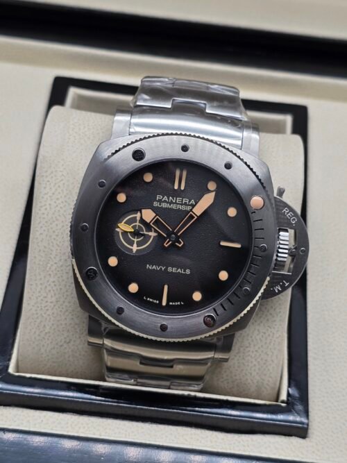 Panerai — esfera negra con detalles beige y brazalete de acero
