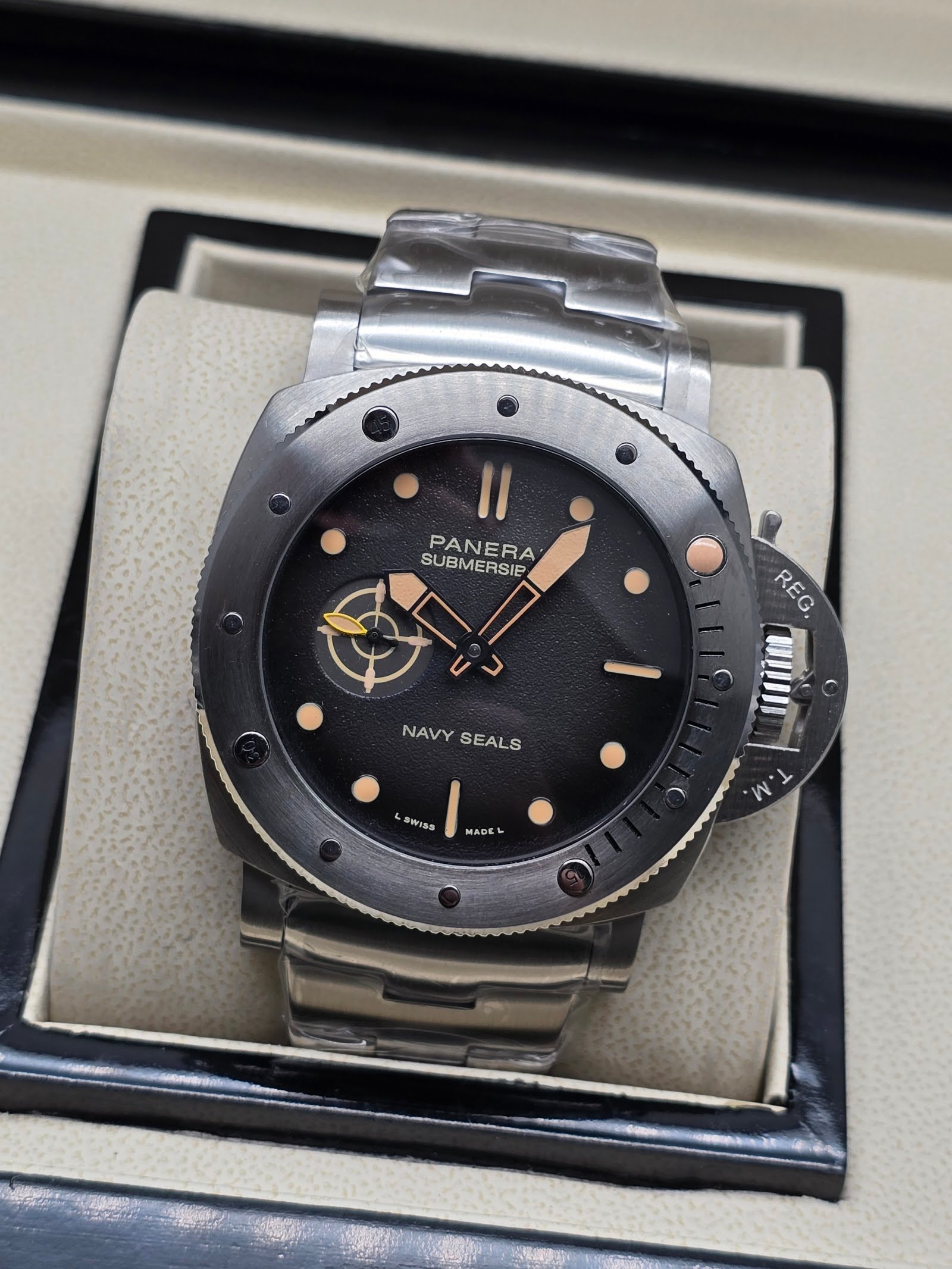 Panerai — esfera negra con detalles beige y brazalete de acero