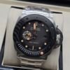 Panerai — caja de carbono, esfera negra con detalles beige y brazalete de acero