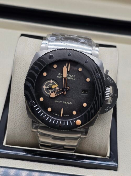 Panerai — caja de carbono, esfera negra con detalles beige y brazalete de acero