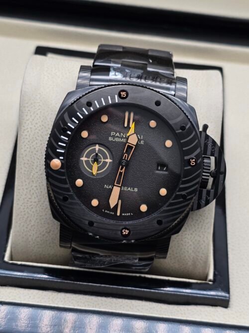 Panerai — caja de carbono, esfera negra con detalles naranjas y brazalete negro