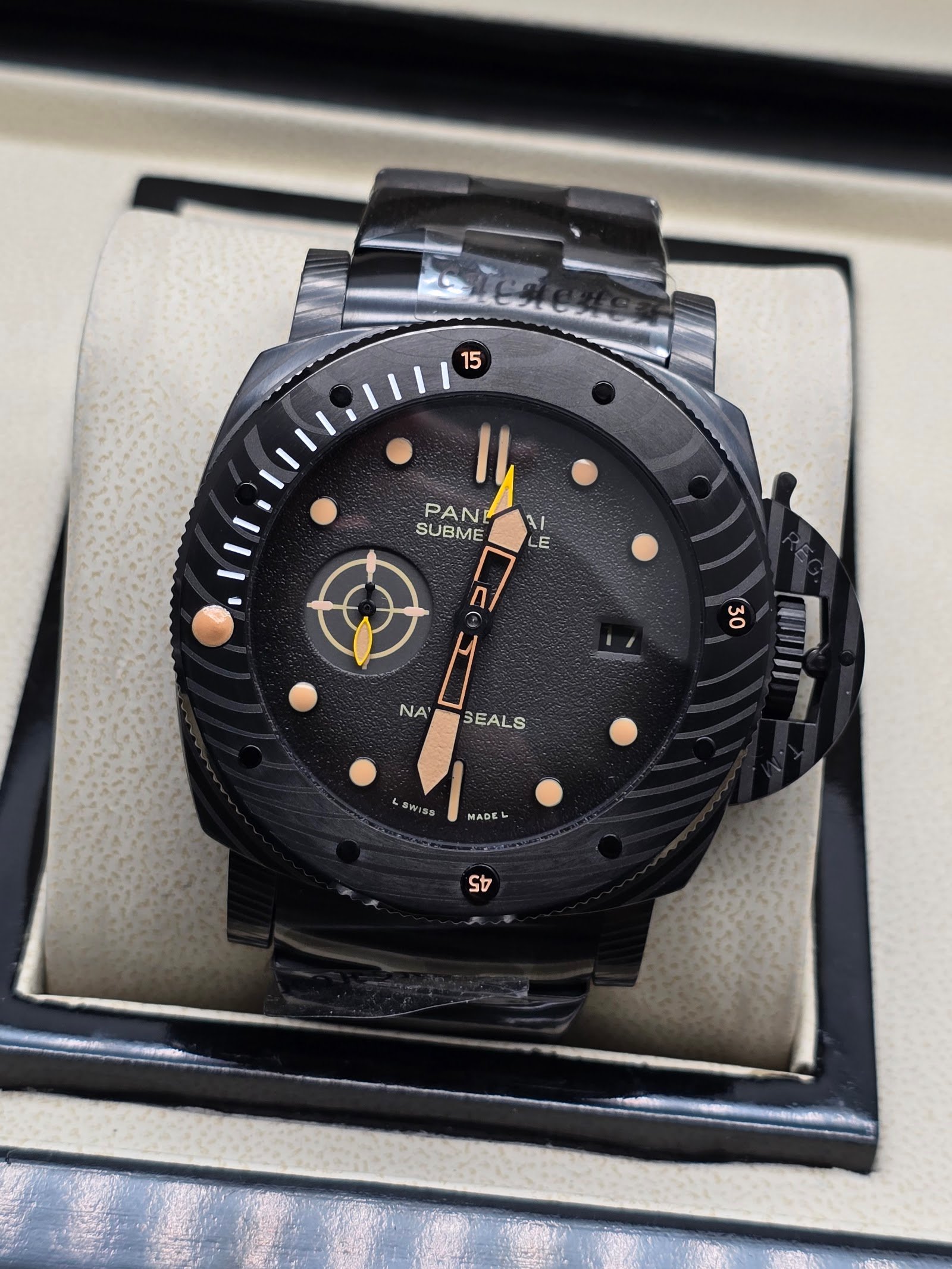Panerai — caja de carbono, esfera negra con detalles naranjas y brazalete negro