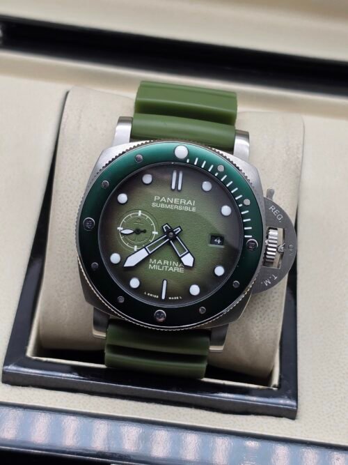 Panerai — esfera verde, bisel verde y correa de caucho verde