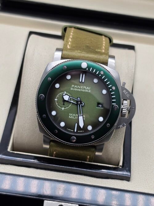 Panerai — esfera verde, bisel verde y correa de tela verde oliva