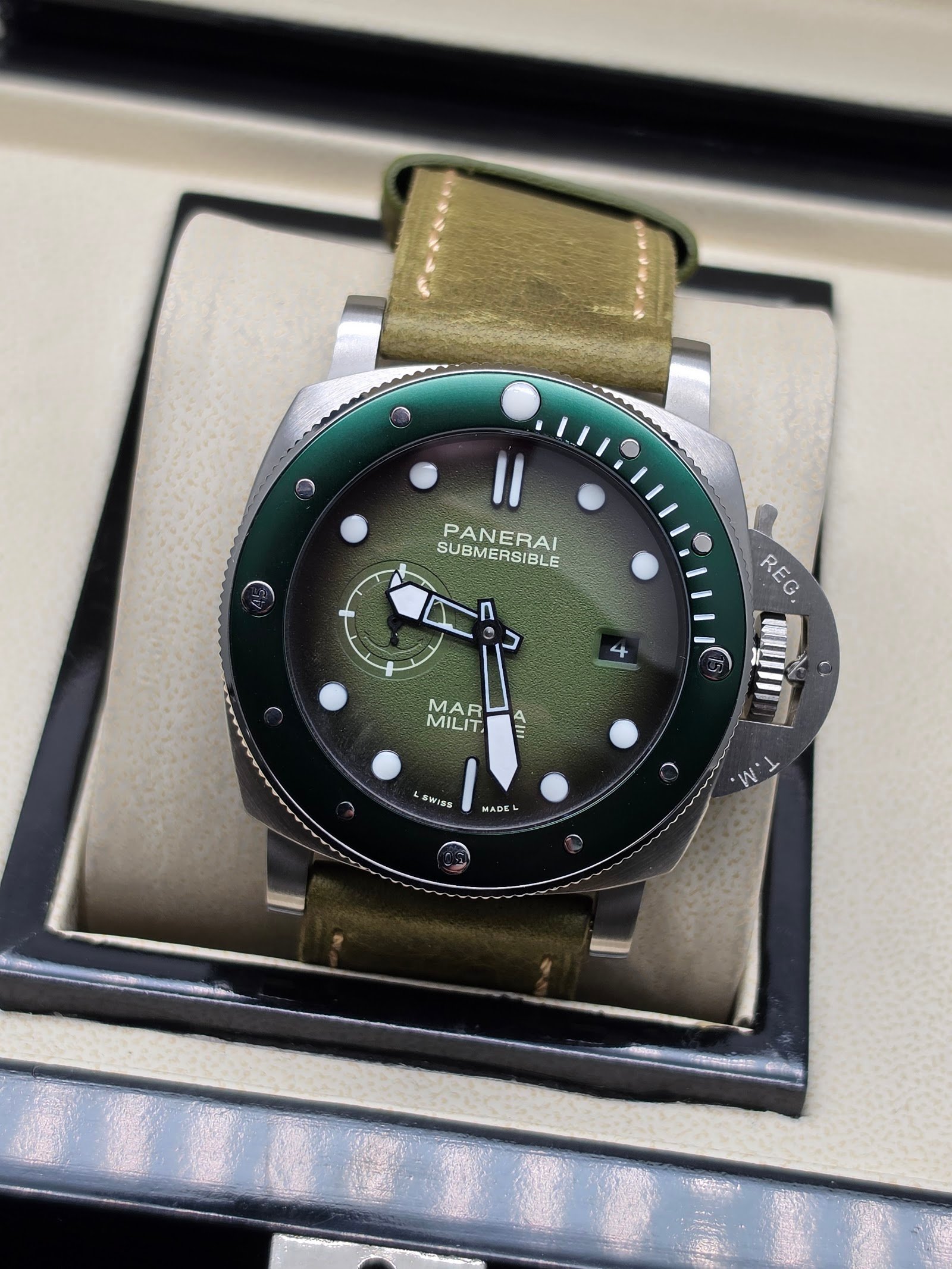 Panerai — esfera verde, bisel verde y correa de tela verde oliva