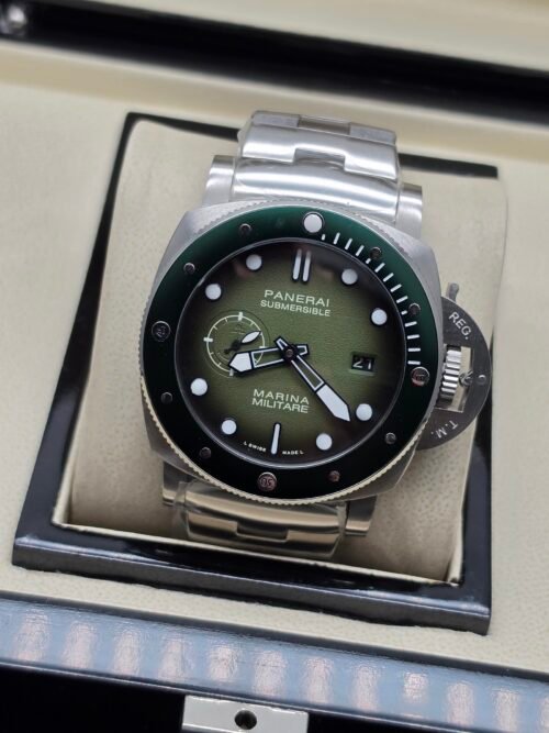 Panerai — esfera verde, bisel verde y brazalete de acero