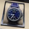 Panerai — esfera azul con números verdes, caja gris y correa de tela azul