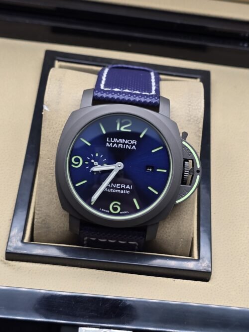Panerai — esfera azul con números verdes, caja gris y correa de tela azul