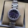 Omega — esfera morada con bisel de brillantes y brazalete de acero