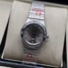 Omega — esfera gris con bisel de brillantes y brazalete de acero
