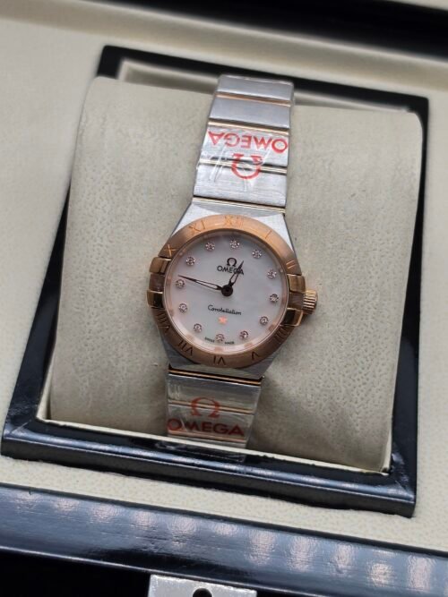 Omega — esfera blanca nacarada, caja oro rosa y brazalete bicolor