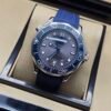 Omega — esfera gris ondulada, bisel azul y correa de caucho azul