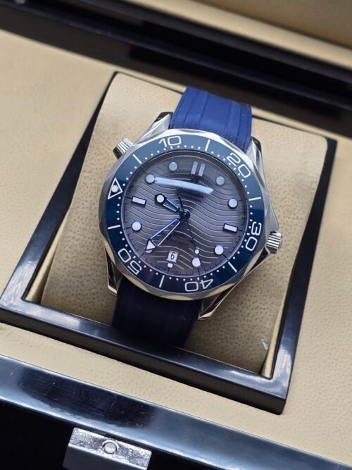 Omega — esfera gris ondulada, bisel azul y correa de caucho azul