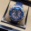 Omega — cronógrafo con esfera gris ondulada, bisel azul y correa de caucho azul
