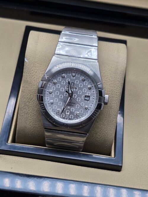 Omega — esfera plateada texturizada y brazalete de acero