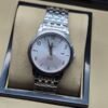 Omega — esfera blanca con números grandes y brazalete de acero
