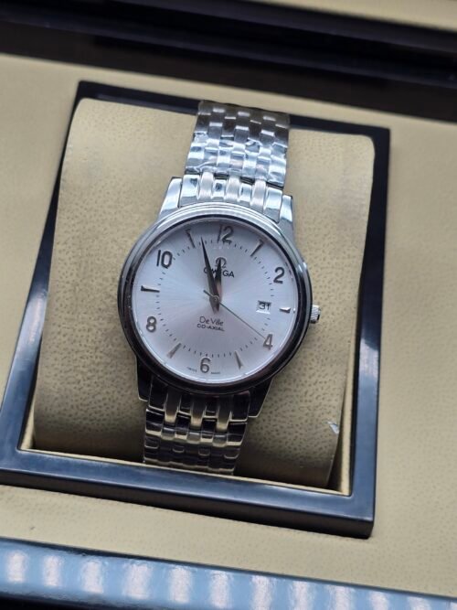 Omega — esfera blanca con números grandes y brazalete de acero