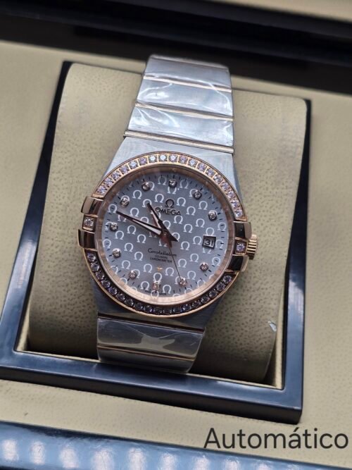 Omega — esfera plateada texturizada, bisel oro rosa y brazalete bicolor