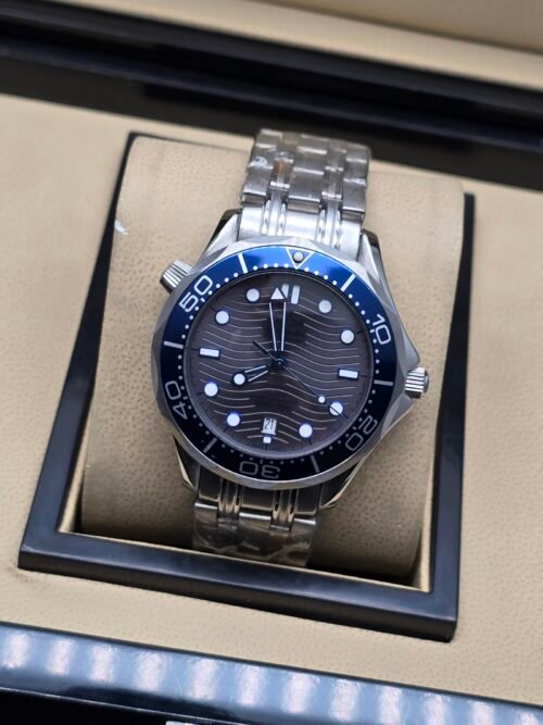 Omega — esfera gris ondulada, bisel azul y brazalete de acero