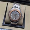 Omega — esfera gris ondulada, bisel oro rosa y brazalete bicolor