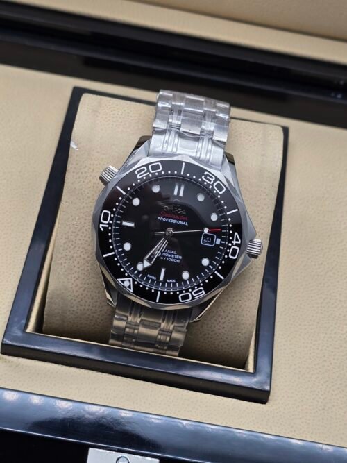 Omega — esfera negra, bisel negro y brazalete de acero