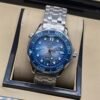 Omega — esfera azul ondulada, bisel azul y brazalete de acero