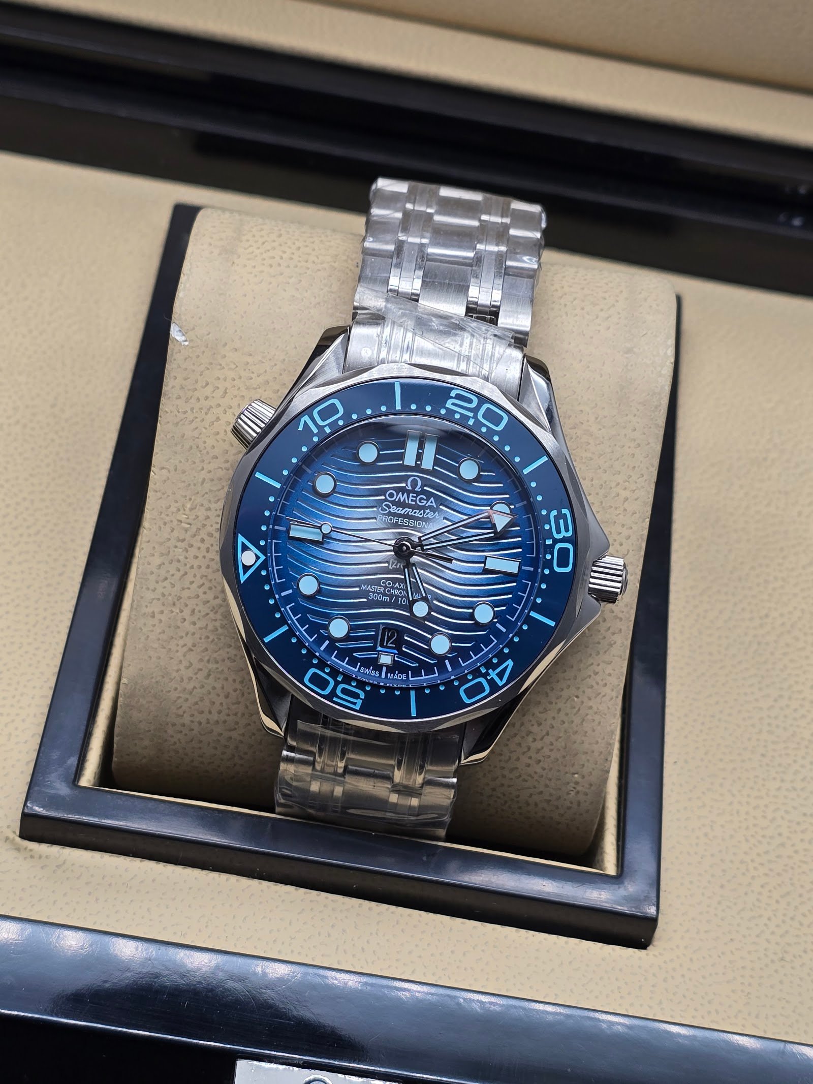 Omega — esfera azul ondulada, bisel azul y brazalete de acero