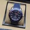 Omega — esfera azul, bisel azul y naranja y correa de caucho azul