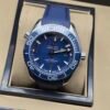 Omega — esfera azul, bisel azul y correa de caucho azul
