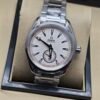 Omega — esfera blanca texturizada con segundero pequeño y brazalete de acero