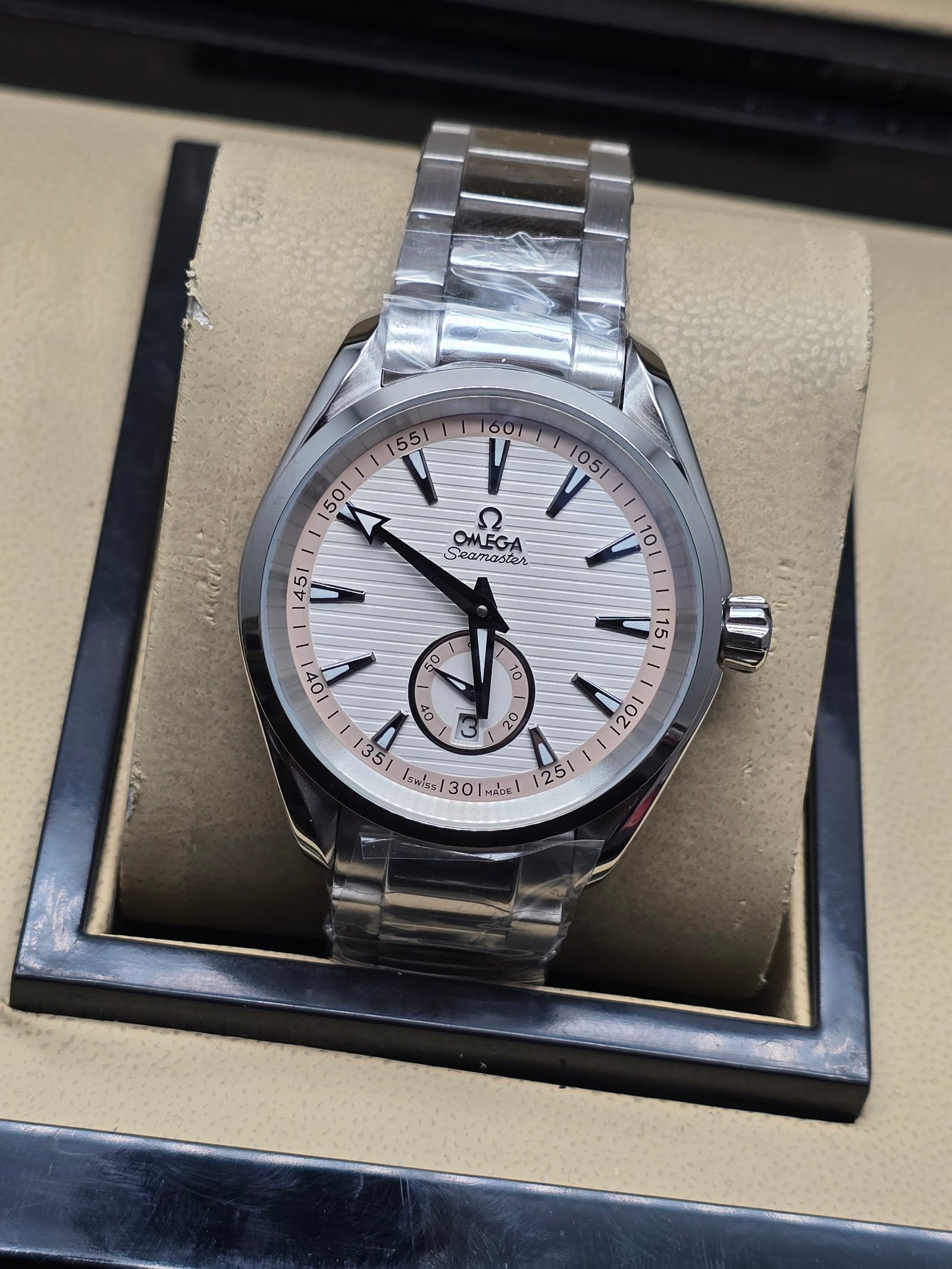 Omega — esfera blanca texturizada con segundero pequeño y brazalete de acero