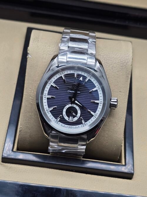 Omega — esfera azul oscura texturizada con segundero pequeño y brazalete de acero