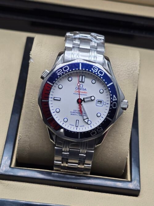 Omega — esfera blanca, bisel azul y rojo y brazalete de acero