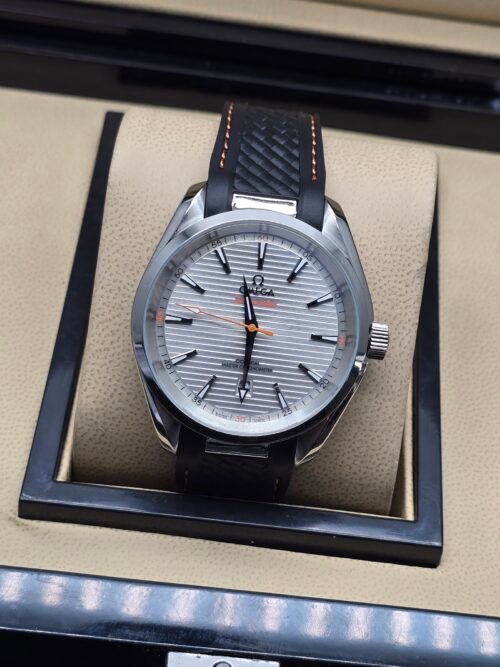 Omega — esfera blanca texturizada y correa de caucho negra