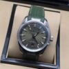 Omega — esfera verde oliva texturizada y correa de caucho verde