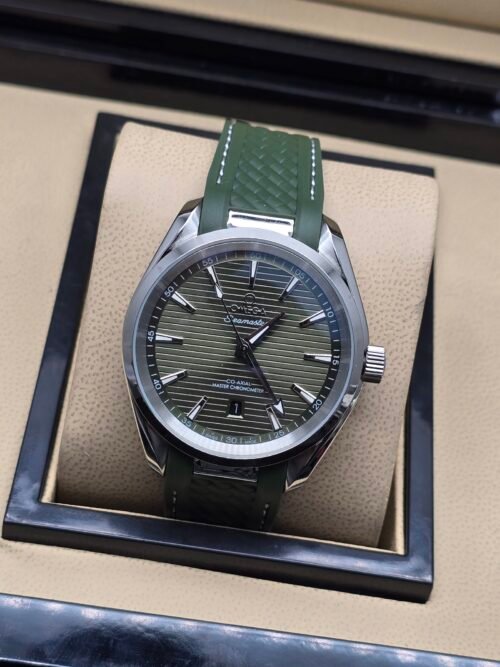 Omega — esfera verde oliva texturizada y correa de caucho verde