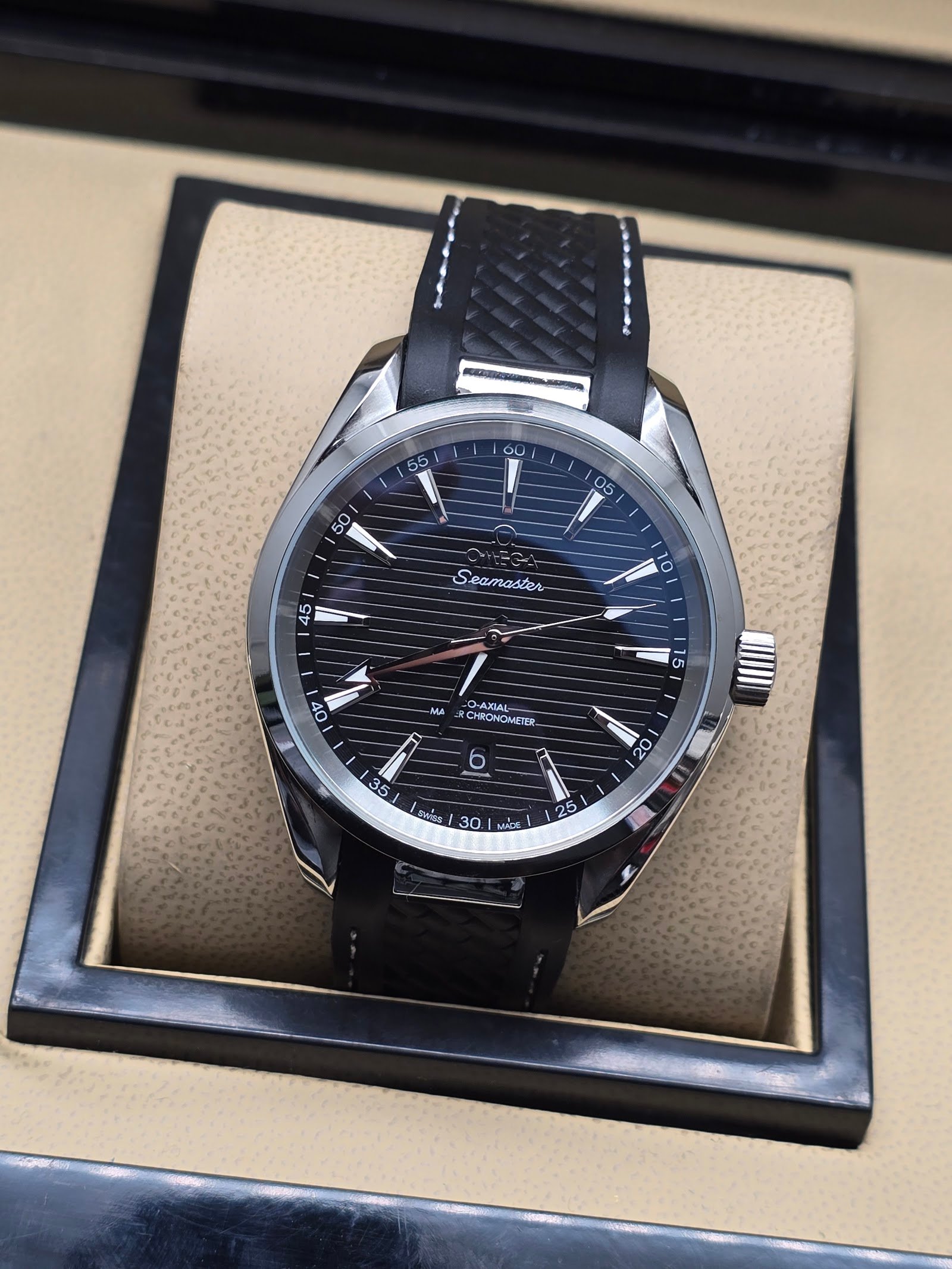 Omega — esfera negra texturizada y correa de caucho negra