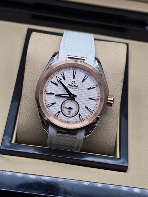 Omega — esfera blanca texturizada, caja oro rosa y correa de caucho blanca
