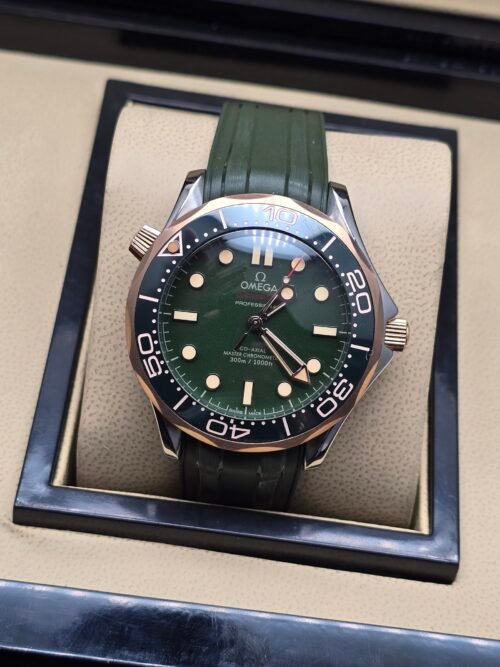 Omega — esfera verde, bisel verde, caja oro rosa y correa de caucho verde