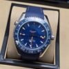 Omega — esfera azul, bisel azul y correa de caucho azul