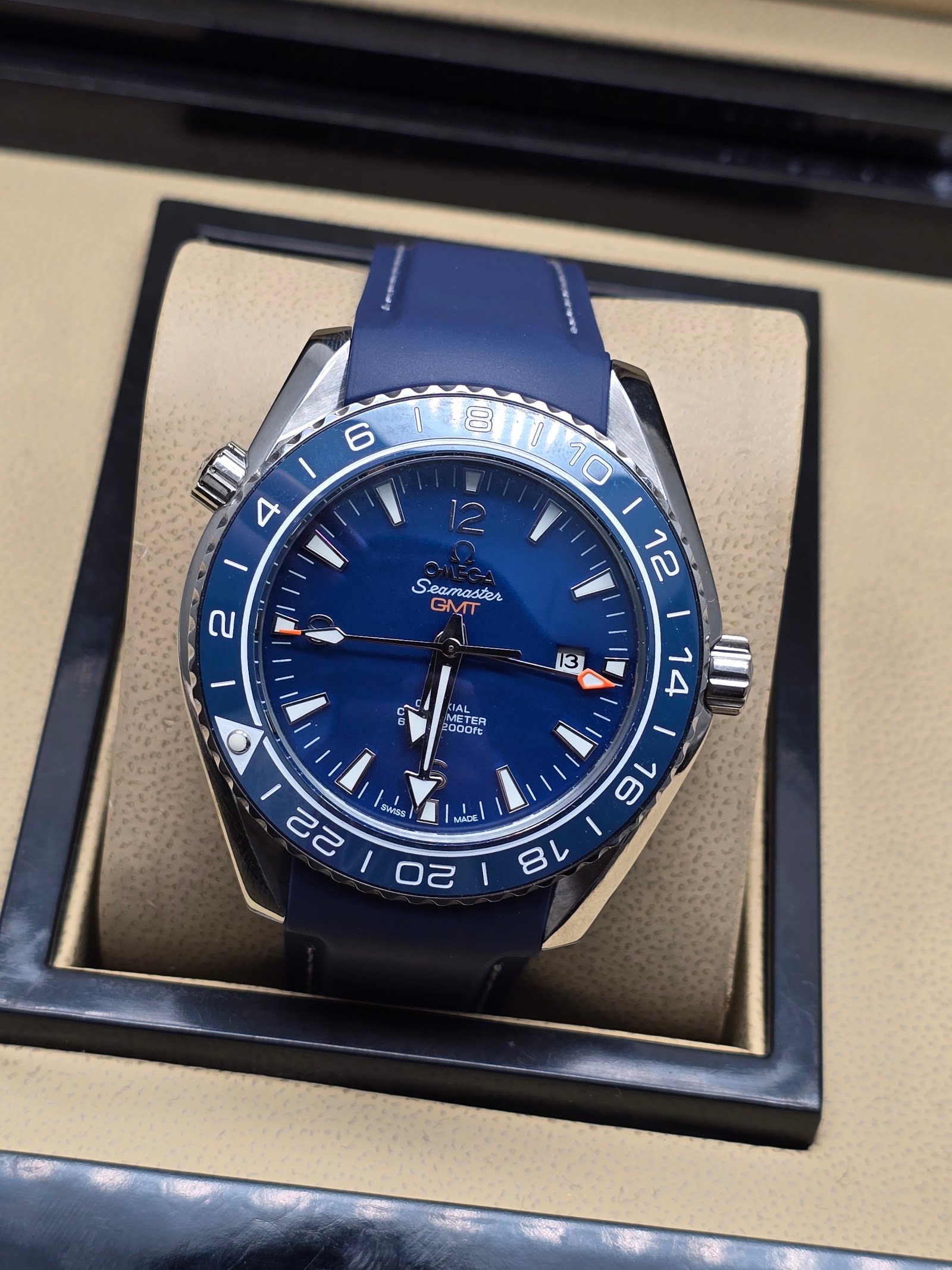 Omega — esfera azul, bisel azul y correa de caucho azul