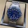 Omega — esfera azul ondulada, bisel azul y brazalete de acero