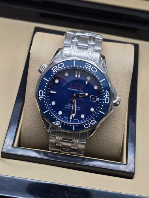 Omega — esfera azul ondulada, bisel azul y brazalete de acero