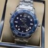 Omega — esfera azul, bisel azul y brazalete de acero
