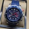 Omega — cronógrafo con esfera azul ondulada, bisel azul y correa de caucho azul
