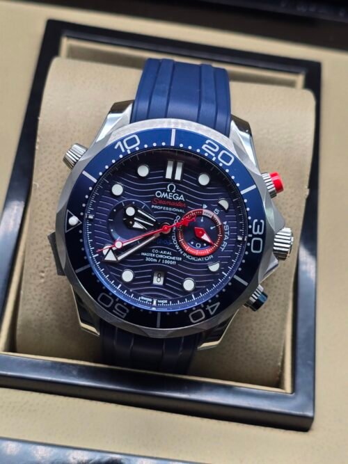 Omega — cronógrafo con esfera azul ondulada, bisel azul y correa de caucho azul